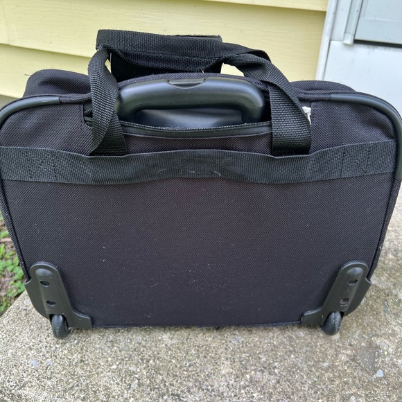 American Tourister Luggage - Picture 6 of 6